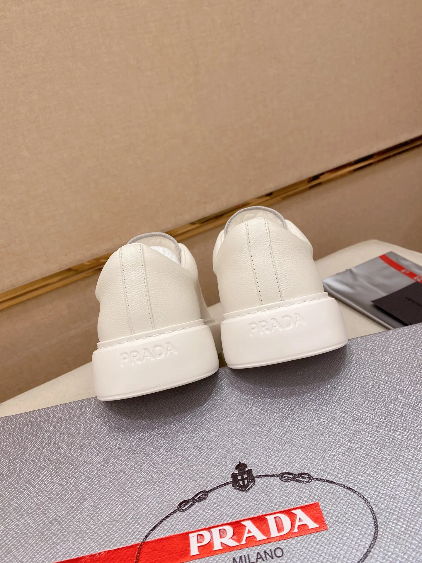 Factory price 560💰 ✔️✔️✔️Higher version High-quality new PRADA (Prada) counters are launched simultaneously. The new men's shoes and 😘fabric are made of selected first-layer cowhide with superb craftsmanship. Lining: Full cowhide lining. 👍🏿 High-end ☄️ air-cushion molded anti-slip rubber outsole, exquisite lines, simple and elegant, comfortable and high-end for leisure travel. Code number: 38 to 45